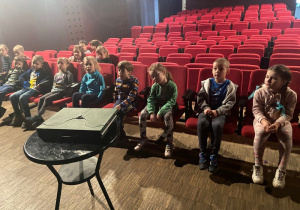 Dzieci oglądają prezentację sztuki malarstwa w sali kinowej BOK